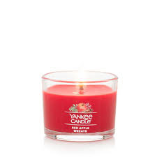 RED APPLE WREATH 1.3 oz Mini Candle by Yankee Candle